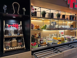 Un buffet de petit-déjeuner proposant une variété d’aliments et d’accompagnements.
