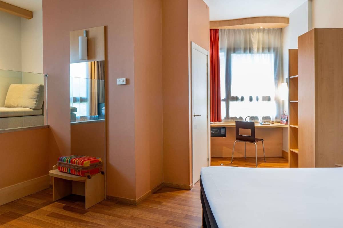 Chambre Supérieure, 1 lit double | Literie de qualité supérieure, couette en duvet d'oie, bureau