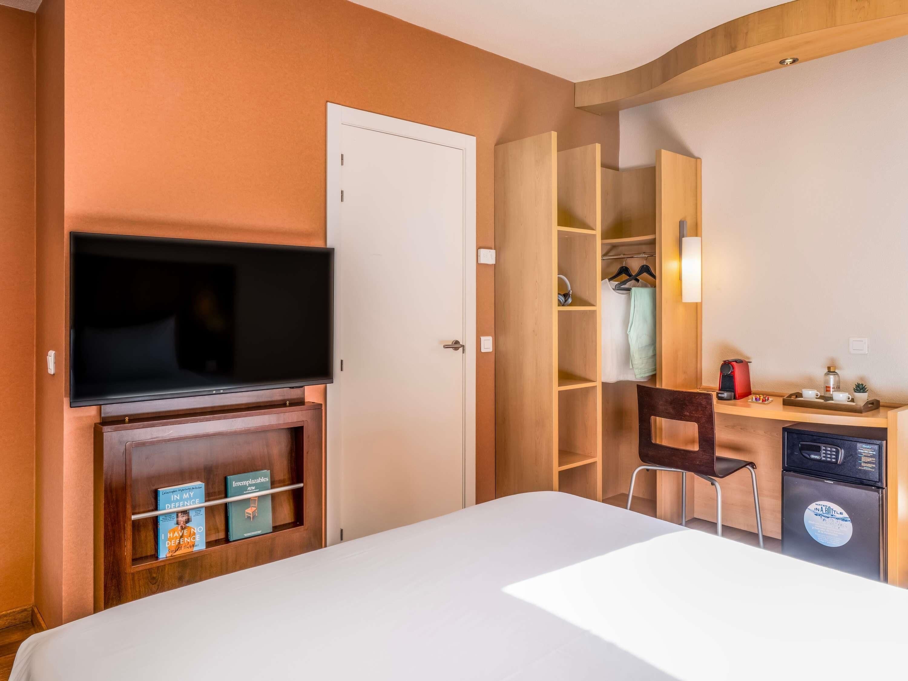 Kamer, 1 tweepersoonsbed, terras | Luxe beddengoed, donsdekens, een bureau, een laptopwerkplek