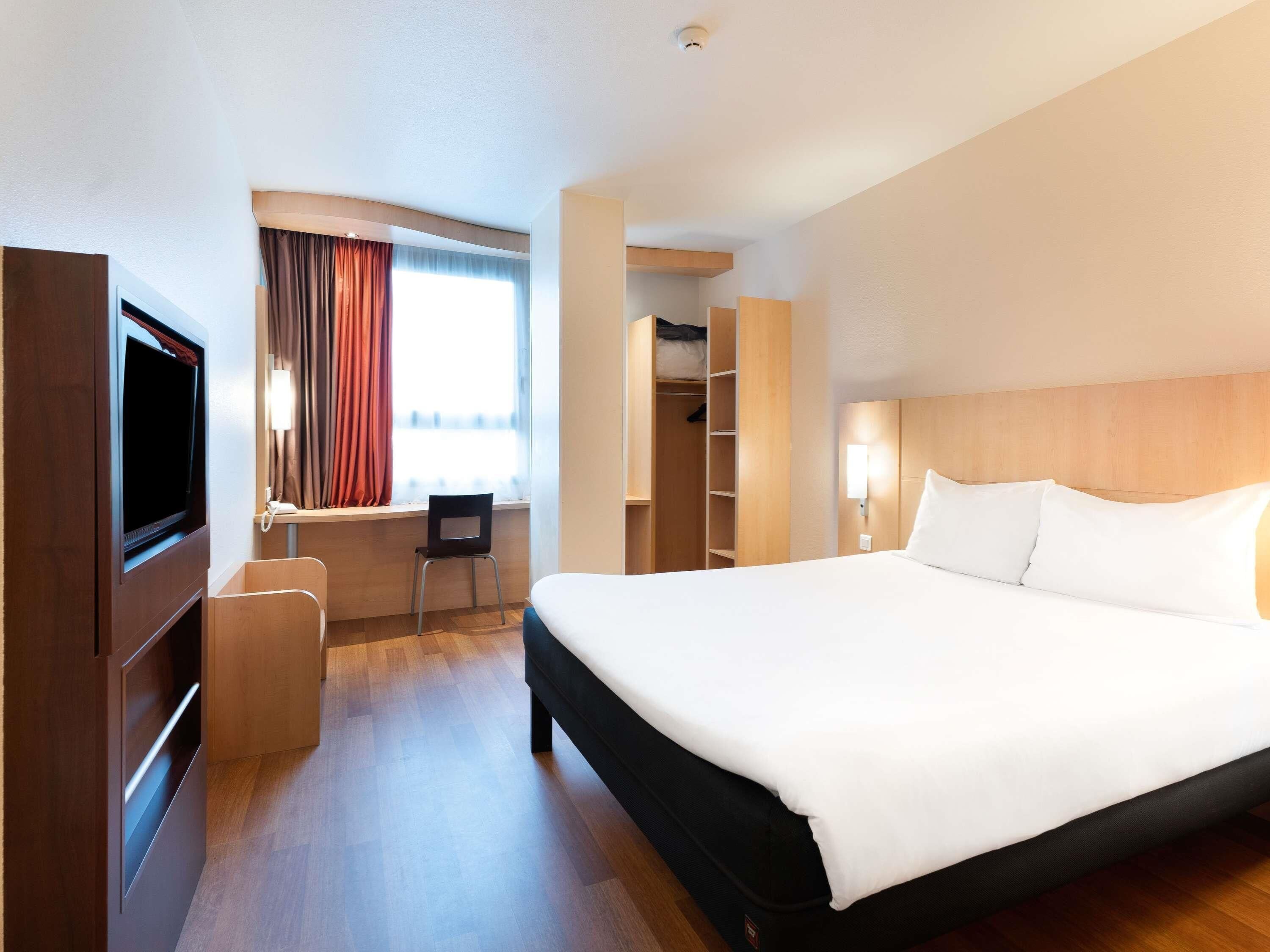 room, 1 double bed (views of the bullring) | premium bedding, down duvets, desk, laptop workspace