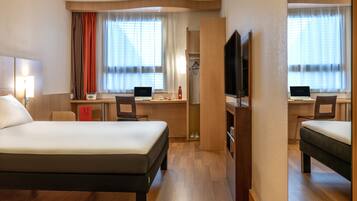 Zimmer, 1 Doppelbett | Hochwertige Bettwaren, Daunenbettdecken, Schreibtisch