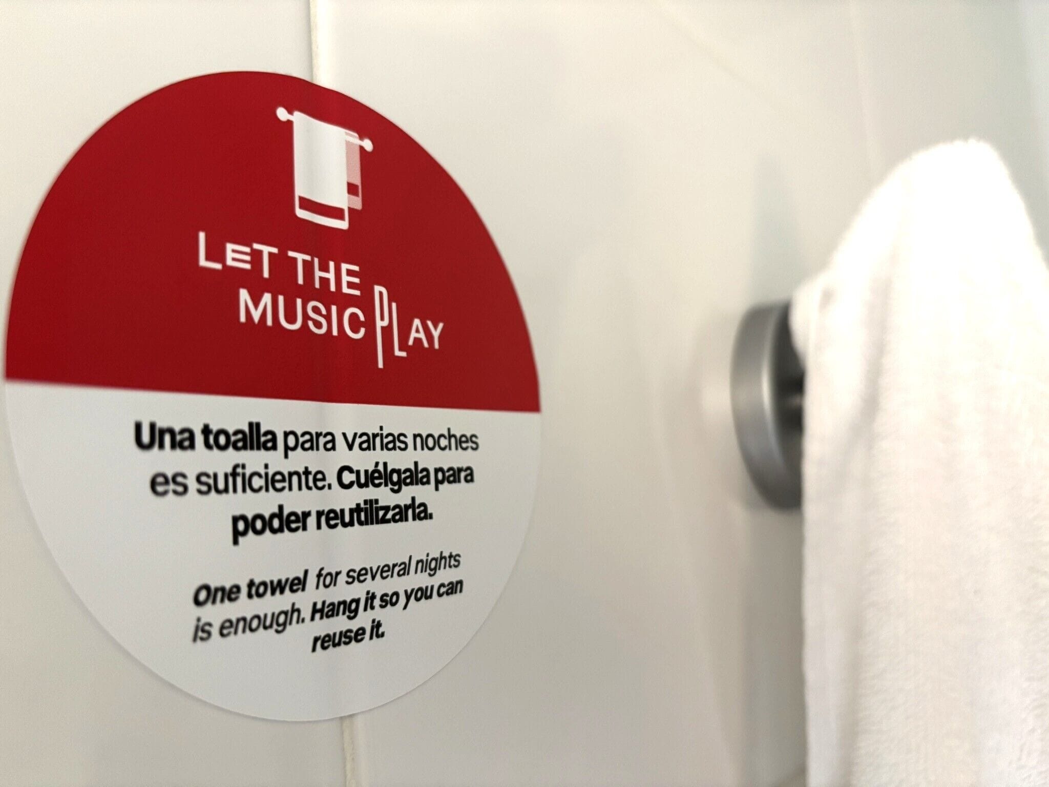Een douche,  milieuvriendelijk toiletgerief, een haardroger, handdoeken