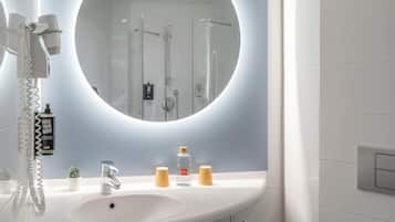 Kamer, meerdere bedden | Badkamer | Een douche, milieuvriendelijke toiletartikelen, een haardroger
