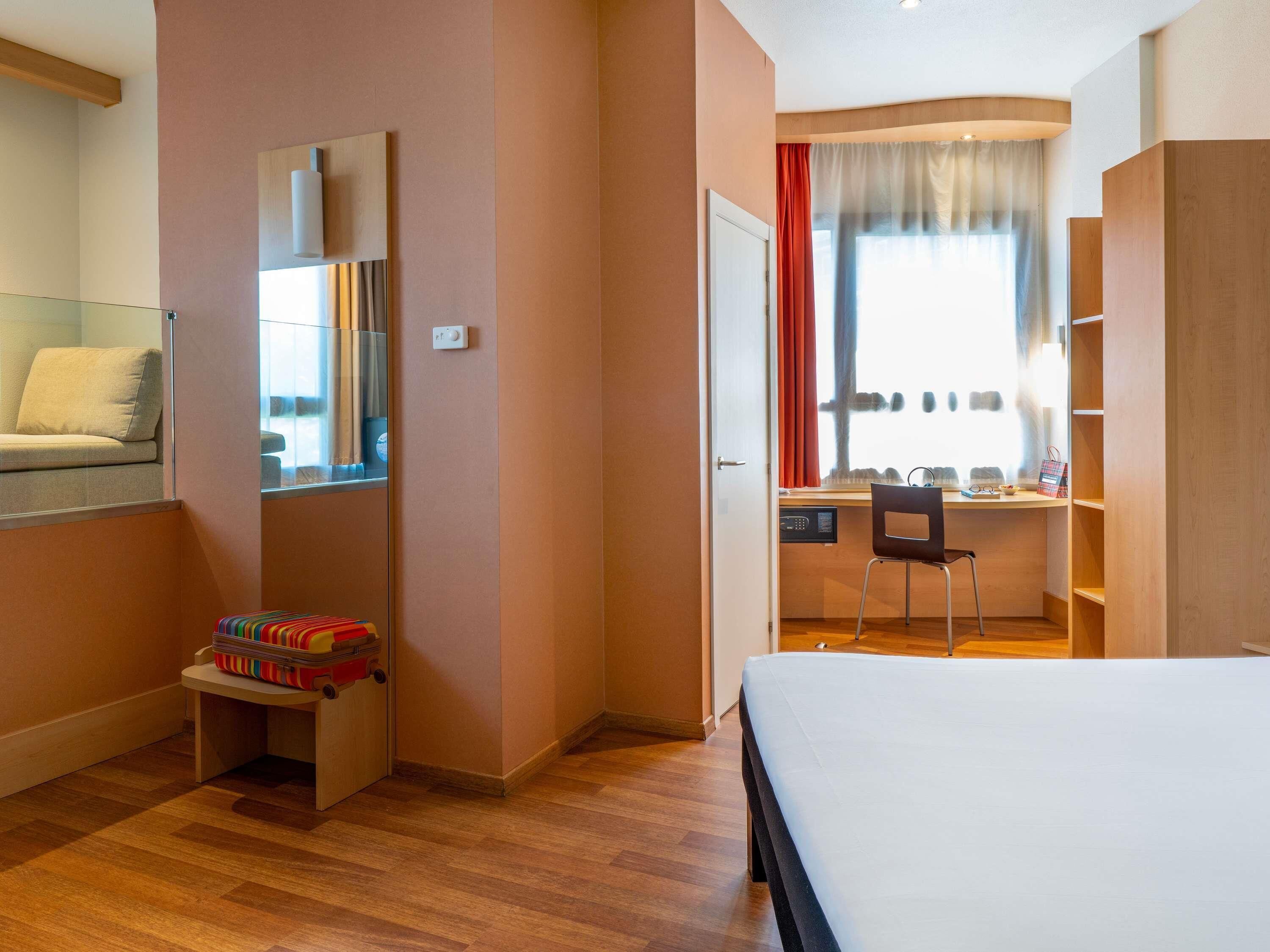 Superior Room, 1 Double Bed | Premium bedding, down duvets, desk, laptop workspace