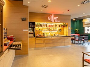 Petit déjeuner buffet servi tous les jours en supplément