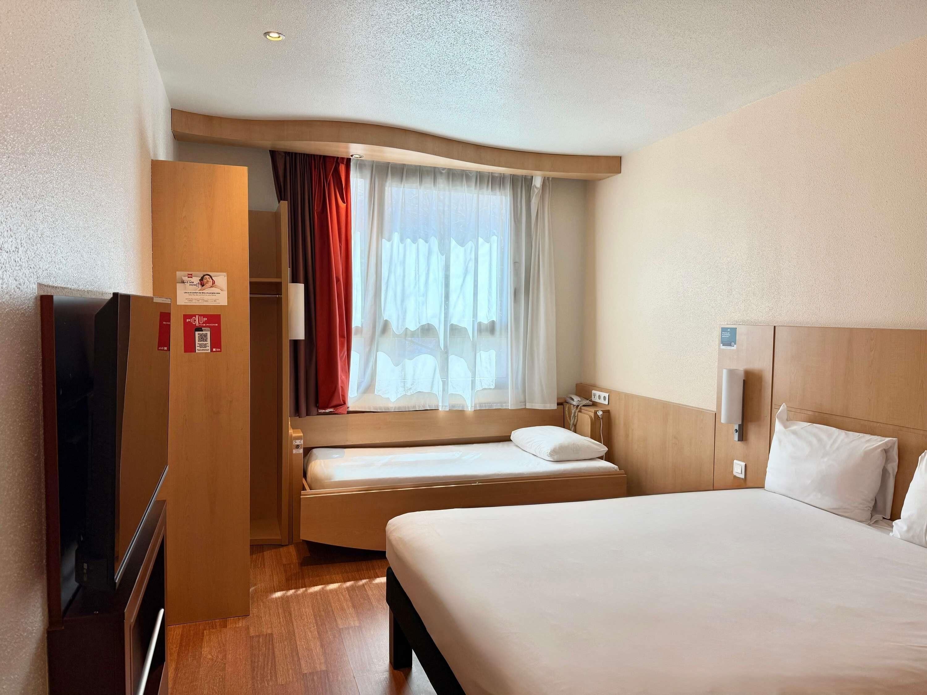 Habitación, varias camas | Ropa de cama de alta calidad, edredón y escritorio 