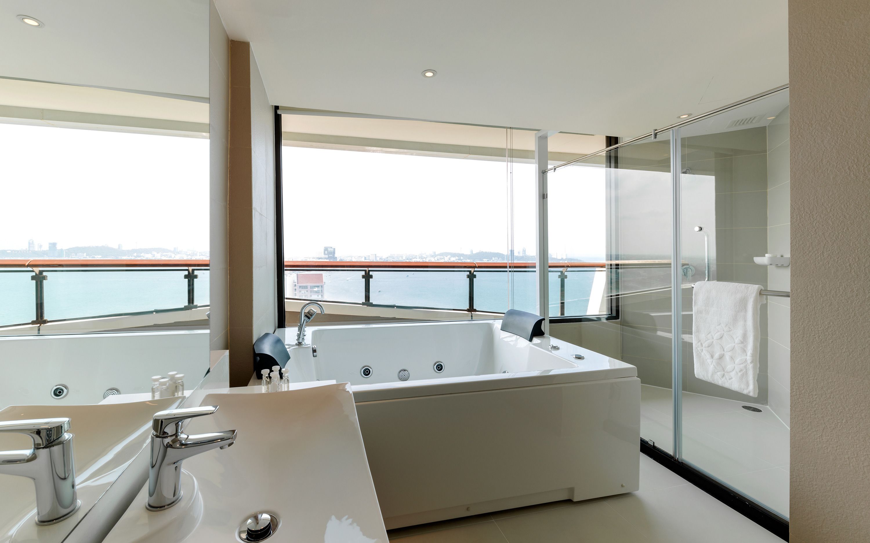Une salle de bain moderne dotée d’une grande baignoire, d’un espace douche séparé et d’une douche à parois en verre.