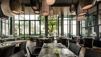 2 restaurants, breakfast, lunch, dinner served; international cuisine