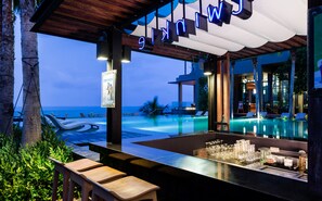 Poolside bar - Cape Dara Resort (Pattaya)