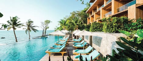 2 utendørsbassenger og solsenger