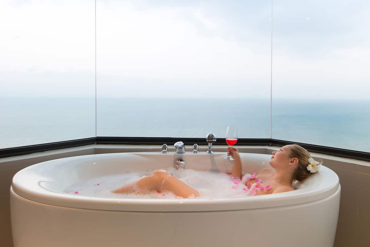 Dara Deluxe Room Sea View | Baño | Tina y regadera independientes, tina profunda, regadera tipo lluvia