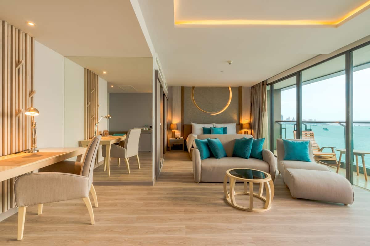 Dara Suite with Club Benefits Sea View | Minibar (some free items), in-room safe, desk, laptop workspace