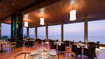 2 restaurants, breakfast, lunch, dinner served; international cuisine