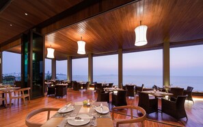 2 restaurants, breakfast, lunch, dinner served; international cuisine - Cape Dara Resort (Pattaya)