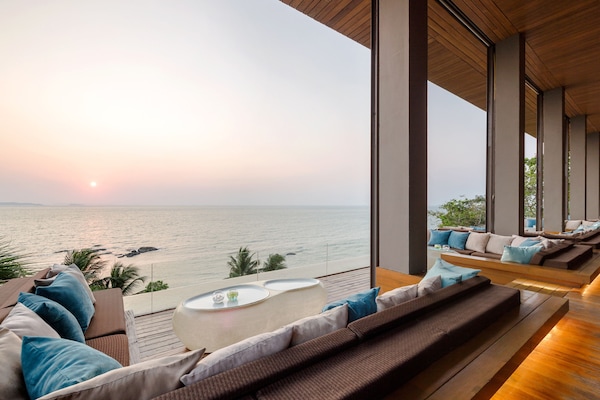 2 restaurants, breakfast, lunch, dinner served; international cuisine