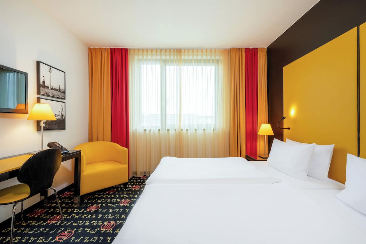 Hypo-allergenic bedding, in-room safe, desk, laptop workspace
