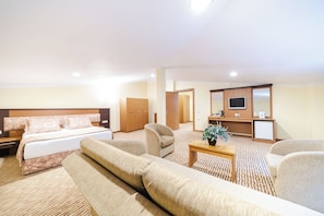 Minibar, in-room safe, Internet