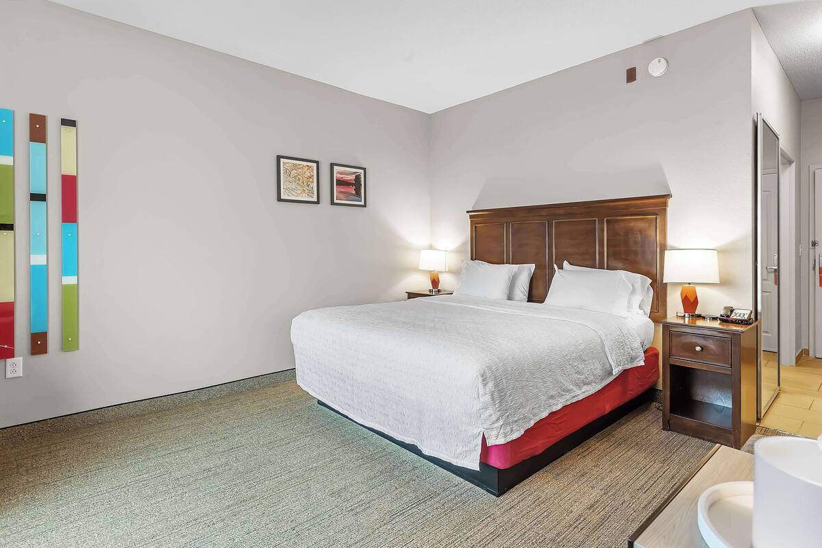 King bed | In-room safe, iron/ironing board, free WiFi, bed sheets