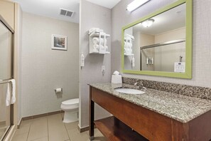 Combined shower/tub, free toiletries, hair dryer, towels - Hampton Inn Atmore (Atmore)