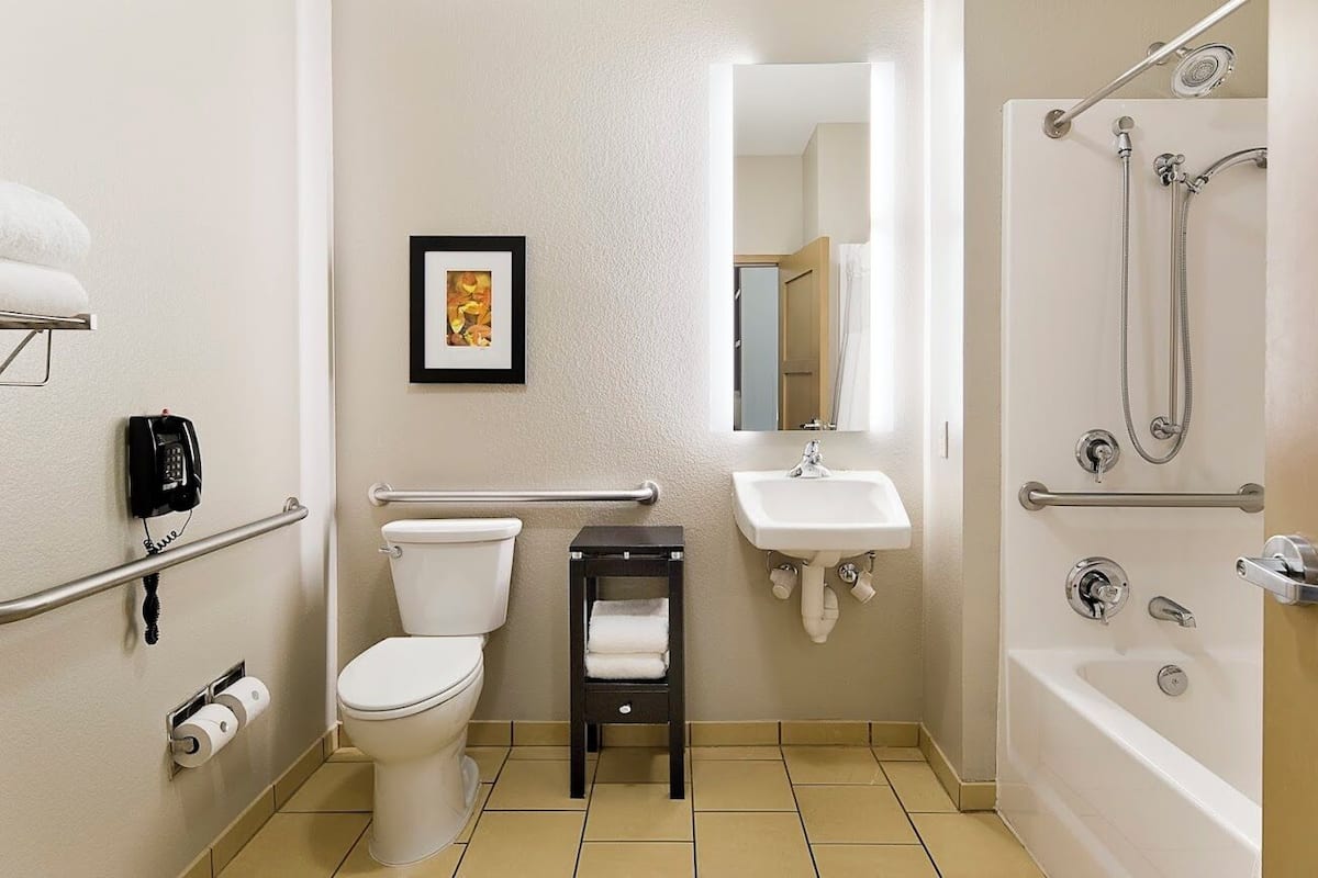 Camera Classic, 2 letti queen, accessibile ai disabili | Bagno | Set di cortesia gratuito, asciugacapelli, asciugamani