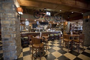 供應午餐和晚餐，義大利料理