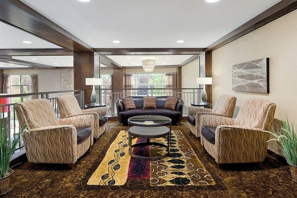 Lobby sitting area - Clubhouse Hotel & Suites Pierre (Pierre)