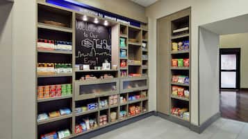 Una tienda bien organizada de dulces y con una variedad de bocadillos y bebidas.