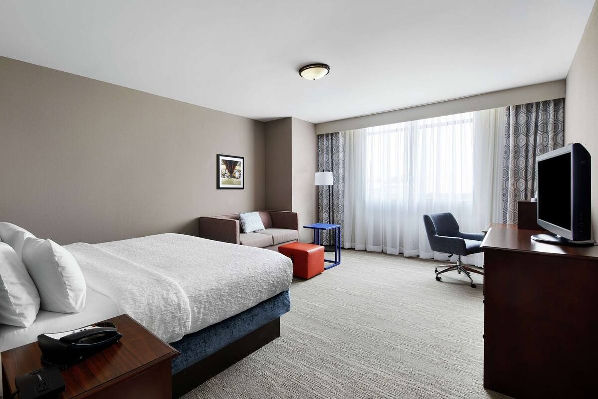 Hypo-allergenic bedding, in-room safe, desk, laptop workspace