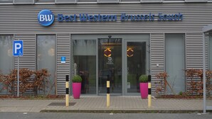 A building with a sign reading "BW Best Western Brussels South". - Best Western Hotel Brussels South (Sint-Pieters-Leeuw)