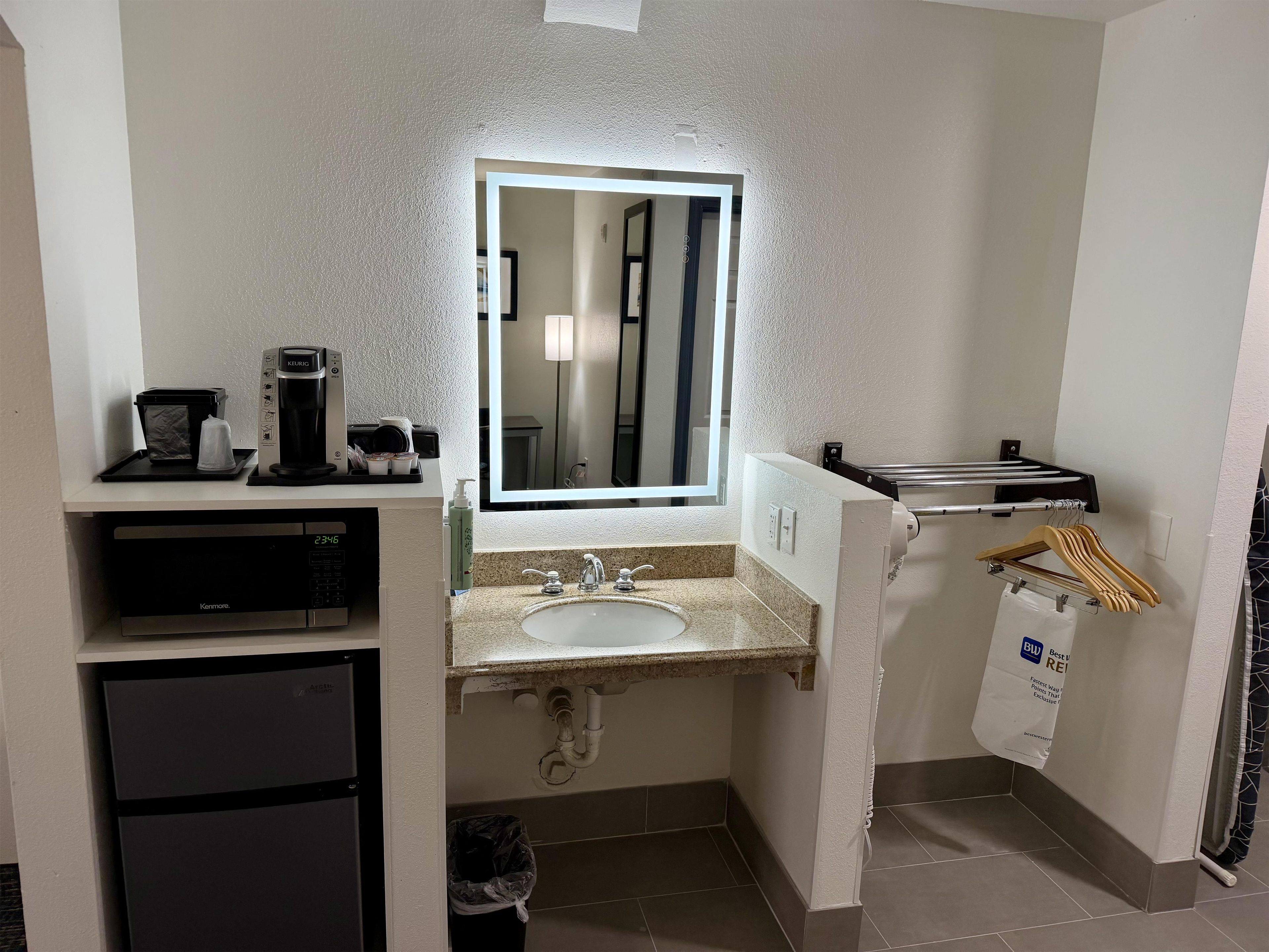 Standard Room, 1 King Bed, Accessible, Non Smoking | In-room safe, desk, iron/ironing board, alarm clocks