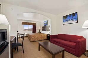 Suite estudio, 1 cama de matrimonio grande, no fumadores | Caja fuerte, escritorio, tabla de planchar con plancha y cunas gratuitas