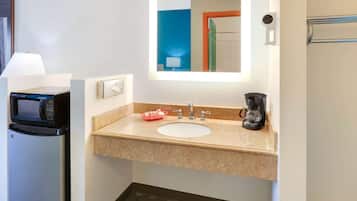 Bathtub, free toiletries, towels, soap