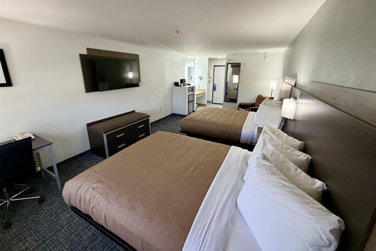 Chambre Standard, 2 grands lits, non-fumeur, réfrigérateur et four à micro-ondes