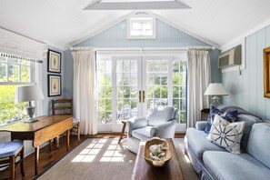 Cottage (Harbor) | Frette Italian sheets, premium bedding, individually decorated - The Cottages at Cabot Cove (Kennebunkport)