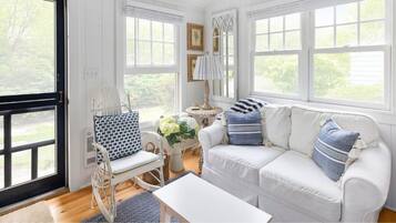 Sea Mist Cottage Queen Bed Cove View | Khu phòng khách | Smart TV 24-inch có truyền hình cáp/vệ tinh, TV, đầu đĩa DVD