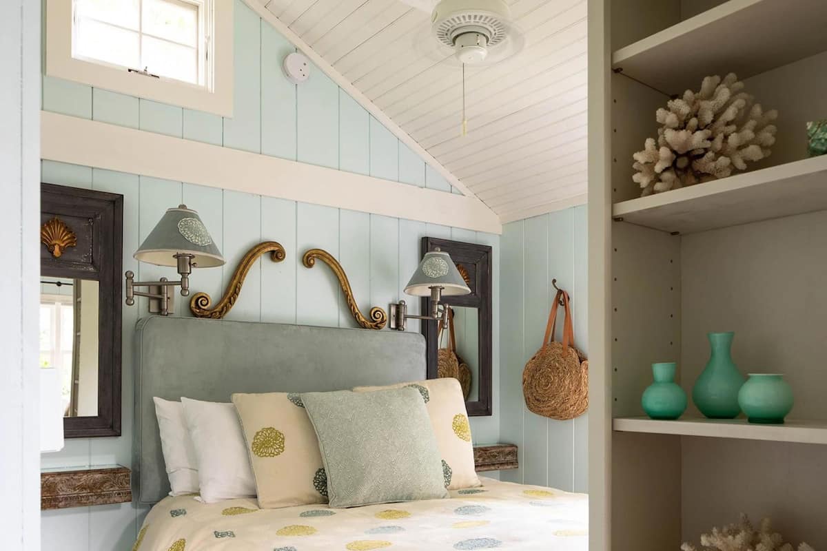 Trellis Cottage Queen Bed Cove View | Sábanas italianas Frette y ropa de cama de alta calidad