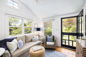 Room (Anchor Down) | Frette Italian sheets, premium bedding, individually decorated - The Cottages at Cabot Cove (Kennebunkport)