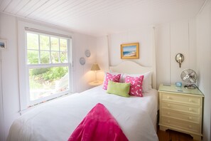 Sleepy Hollow Cottage Queen Bed Garden View