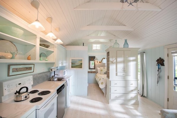 Trellis Cottage Queen Bed Cove View | Private kitchenette