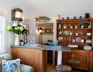 Feriehus (Sea Mist) | Privat tekøkken | Køleskab, mikrobølgeovn, opvaskemaskine, kaffe-/temaskine