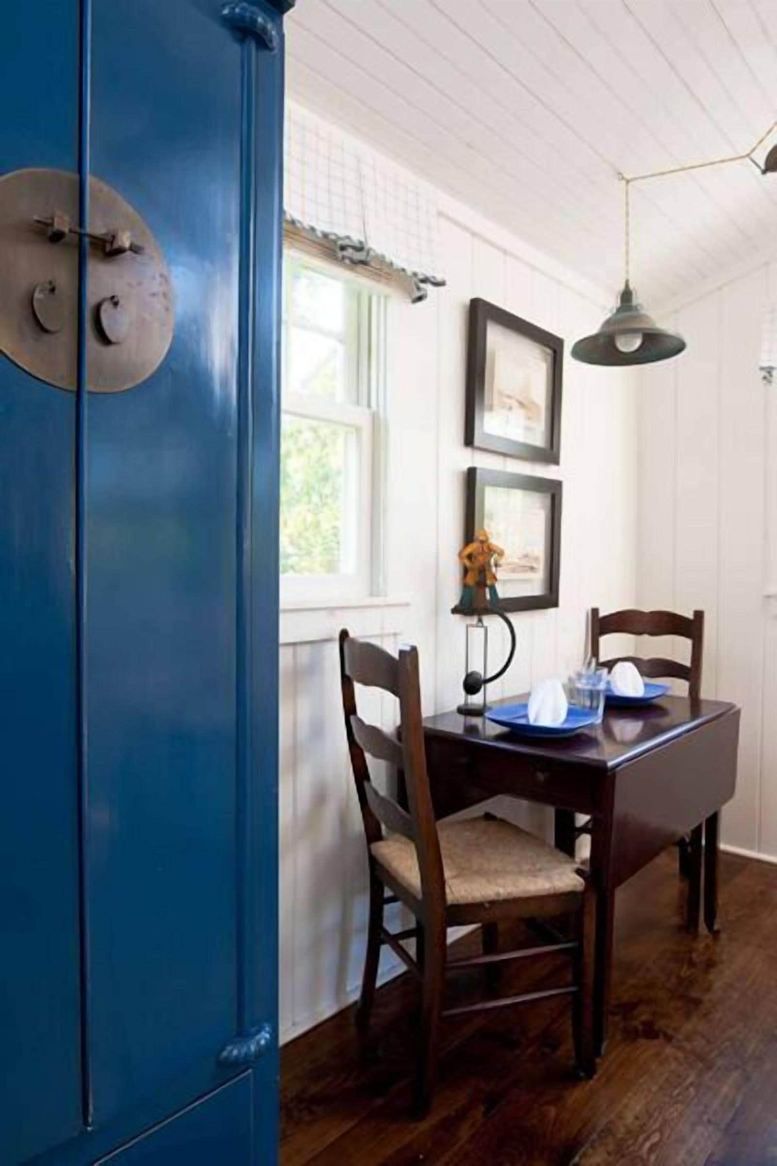 Traditional Cottage, 1 Queen Bed, Terrace | In-room dining