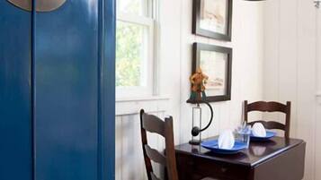 Traditional Cottage, 1 Queen Bed, Terrace | In-room dining