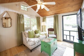 Smooth Sailing Cottage Queen Bed Garden View | Vue de la chambre