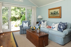 Harbor Cottage Queen Bed Cove View | Living area