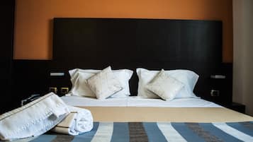 Minibar, coffres-forts dans les chambres, bureau, Wi-Fi gratuit