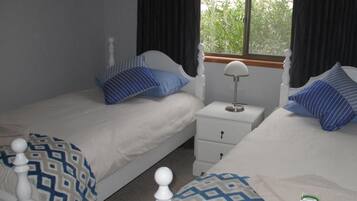 Townhouse Keluarga, 3 kamar tidur, dapur, pemandangan danau | 2 kamar tidur, tirai kedap cahaya, dan setrika/meja setrika