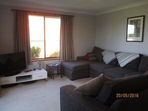 Townhouse Keluarga, 3 kamar tidur, dapur, pemandangan danau | Ruang keluarga | TV LED dan pemutar DVD