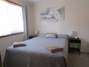 2 kamar tidur, tirai kedap cahaya, dan setrika/meja setrika