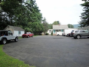 Property grounds - Doray Motel (Lake George)