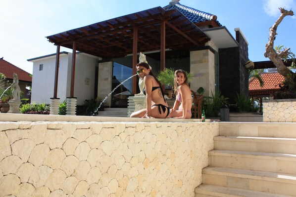 Outdoor pool, sun loungers - Mamo Hotel Uluwatu (Pecatu)